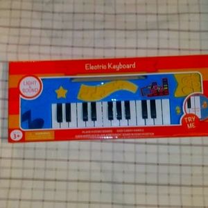 New Midwest toy electric keyboard 3+